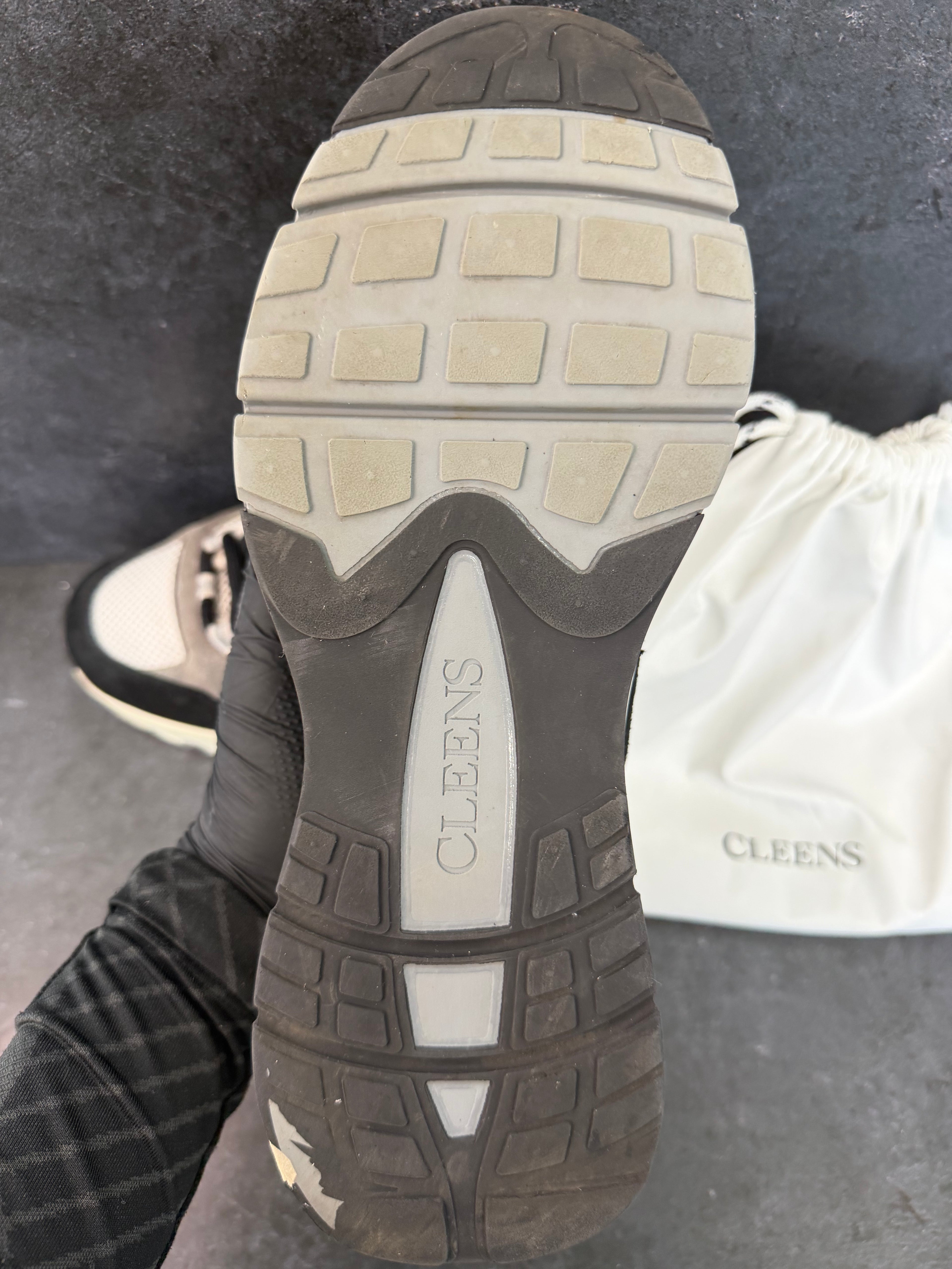Authentic Cleens Aero Runner Black/White – UK 9.5