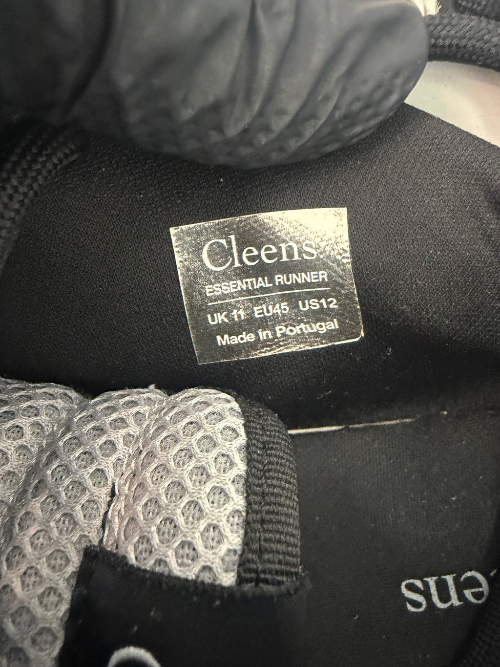 Authentic Cleens Runner Black/White – UK 11
